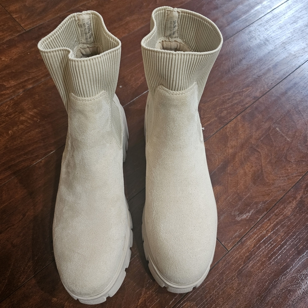 Cushionaire Cream Lug Ankle Boots, Size 10W - Picture 2 of 5